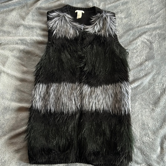 H & M adorable faux fur ombré tones long sweater vest ⚫️⚪️ - Picture 1 of 7